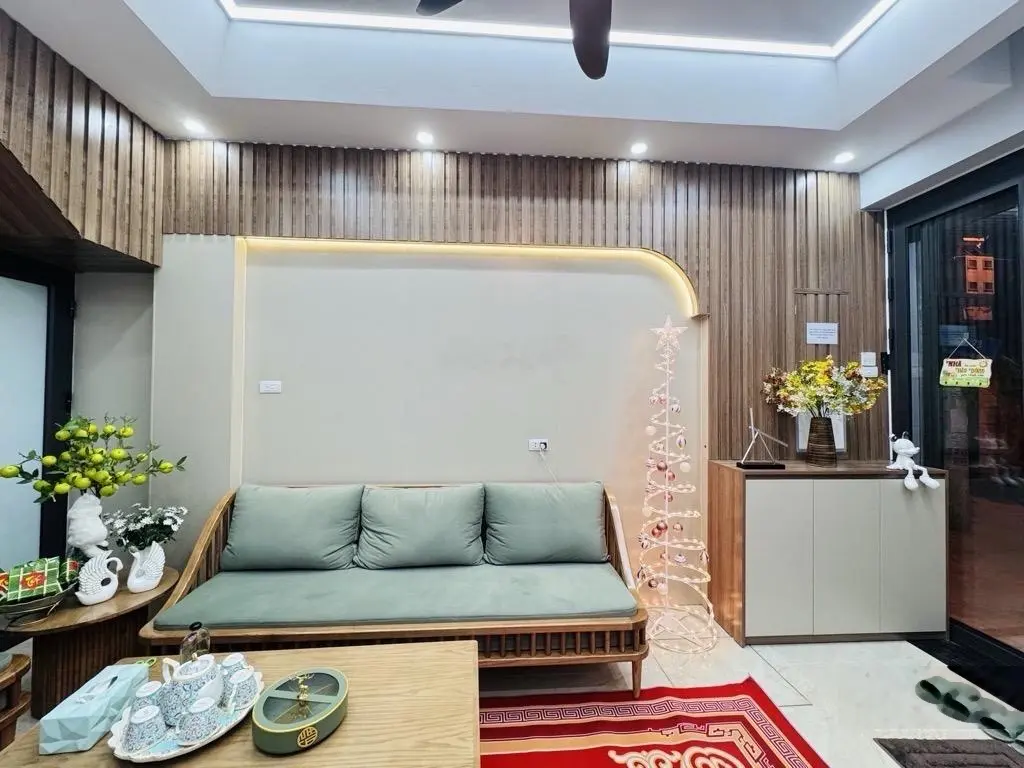 Hoàng Mei thang máy lên phòng, sân rộng lộng lẫy. Dt 42/46m2 5 tầng. Chào 9.9 tỷ, nói k vs tin ảo