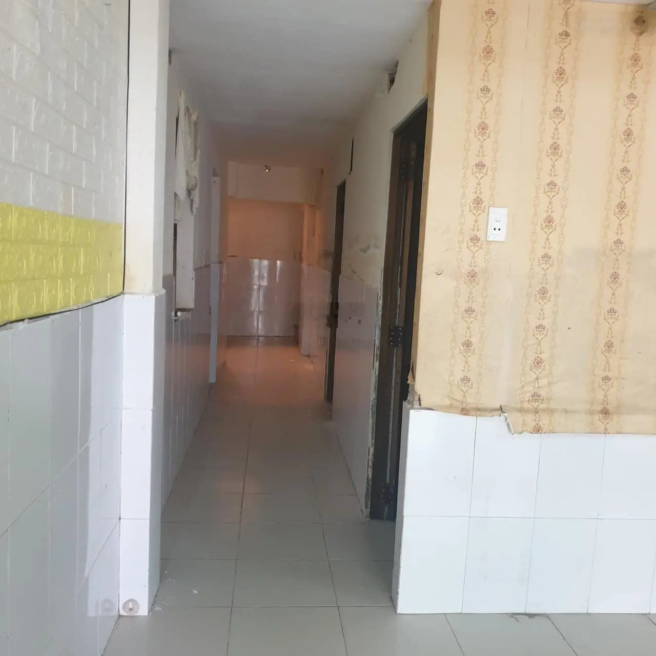 Nhà kiệt 96 Điện Biên Phủ, 104m2, 3 phòng ngủ, hướng Tây Bắc, sau lưng chợ Chính Gián