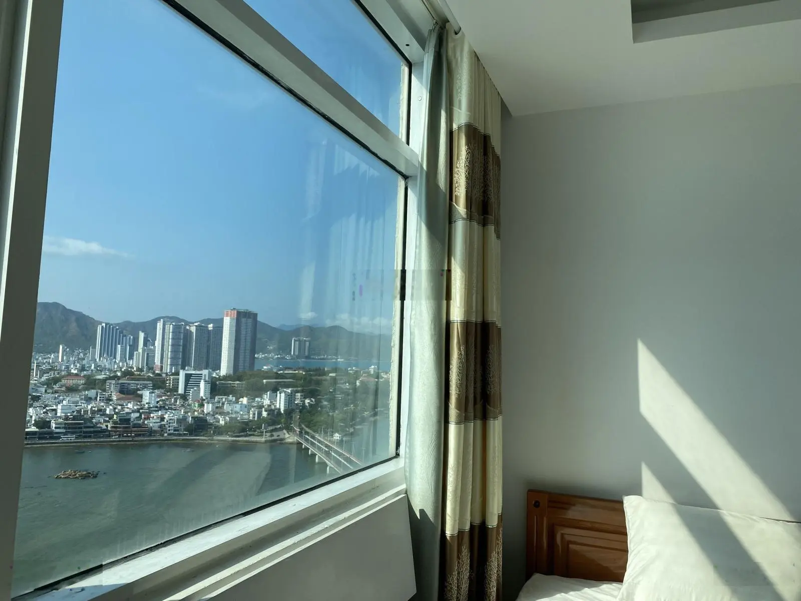 Bán căn hộ tầng cao view sông mát mẻ nội thất đầy đủ giá 1.7 tỷ