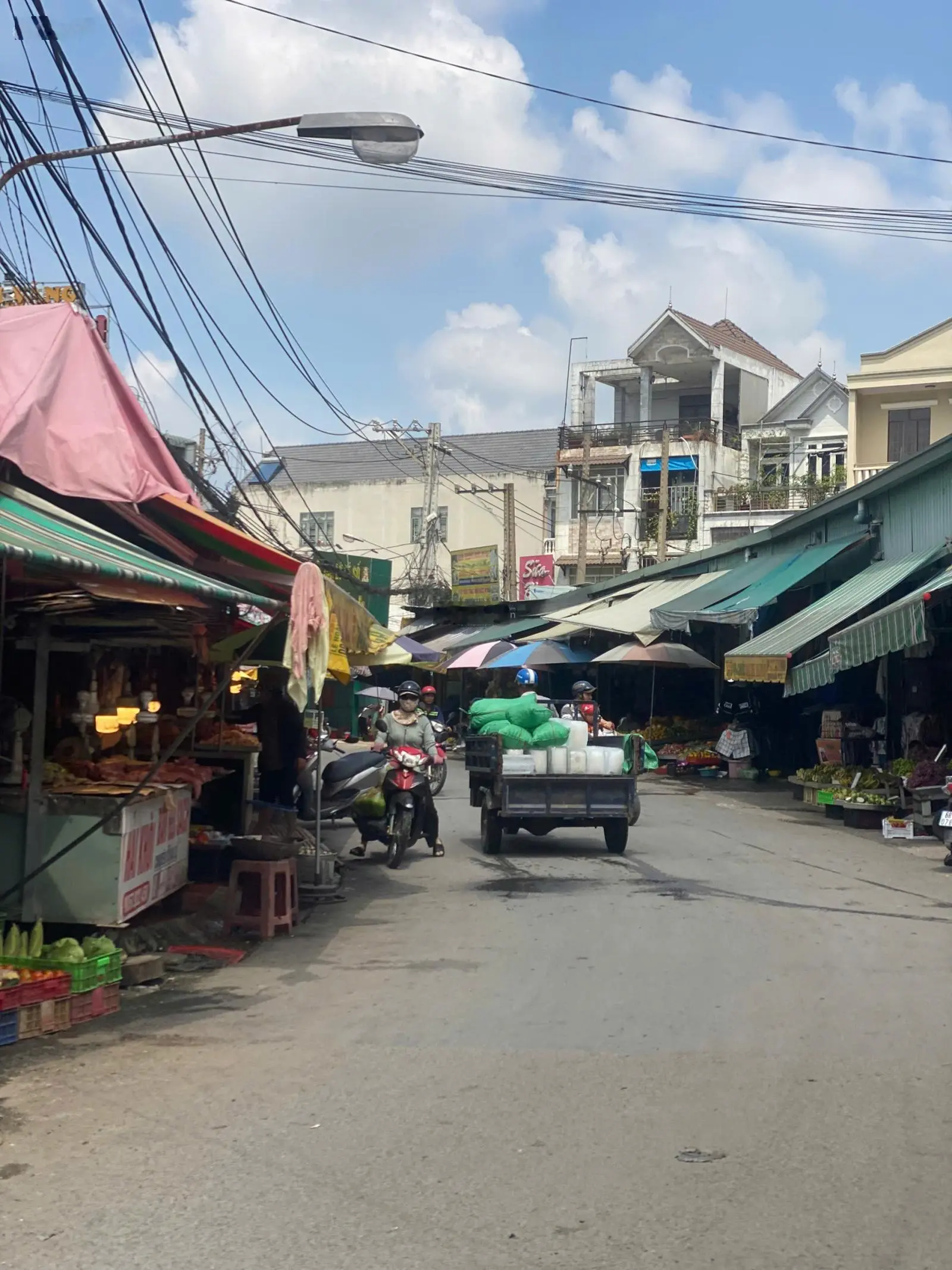 Cần tiền buôn bán nên mình muốn Bán bớt căn nhà 2 lầu trong chợ Quang Vinh, Tp Tân Uyên giá 4,6 tỷ