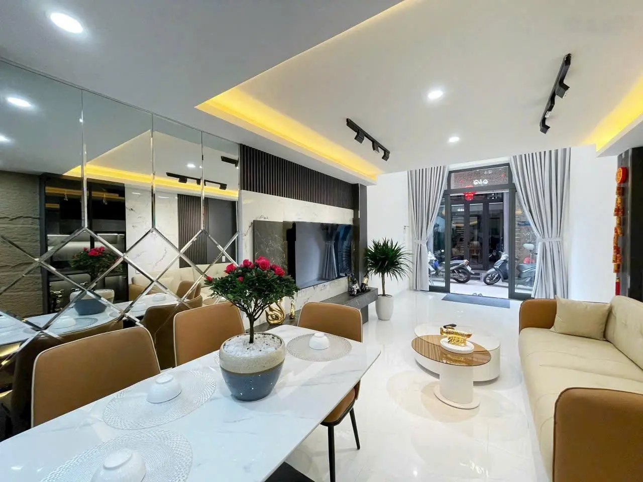 Nhà đẹp Đà Nẵng - Bán gấp nhà 2.5 tầng Luxury, tuyến đường đắt giá ĐN, khu an ninh, full nội thất