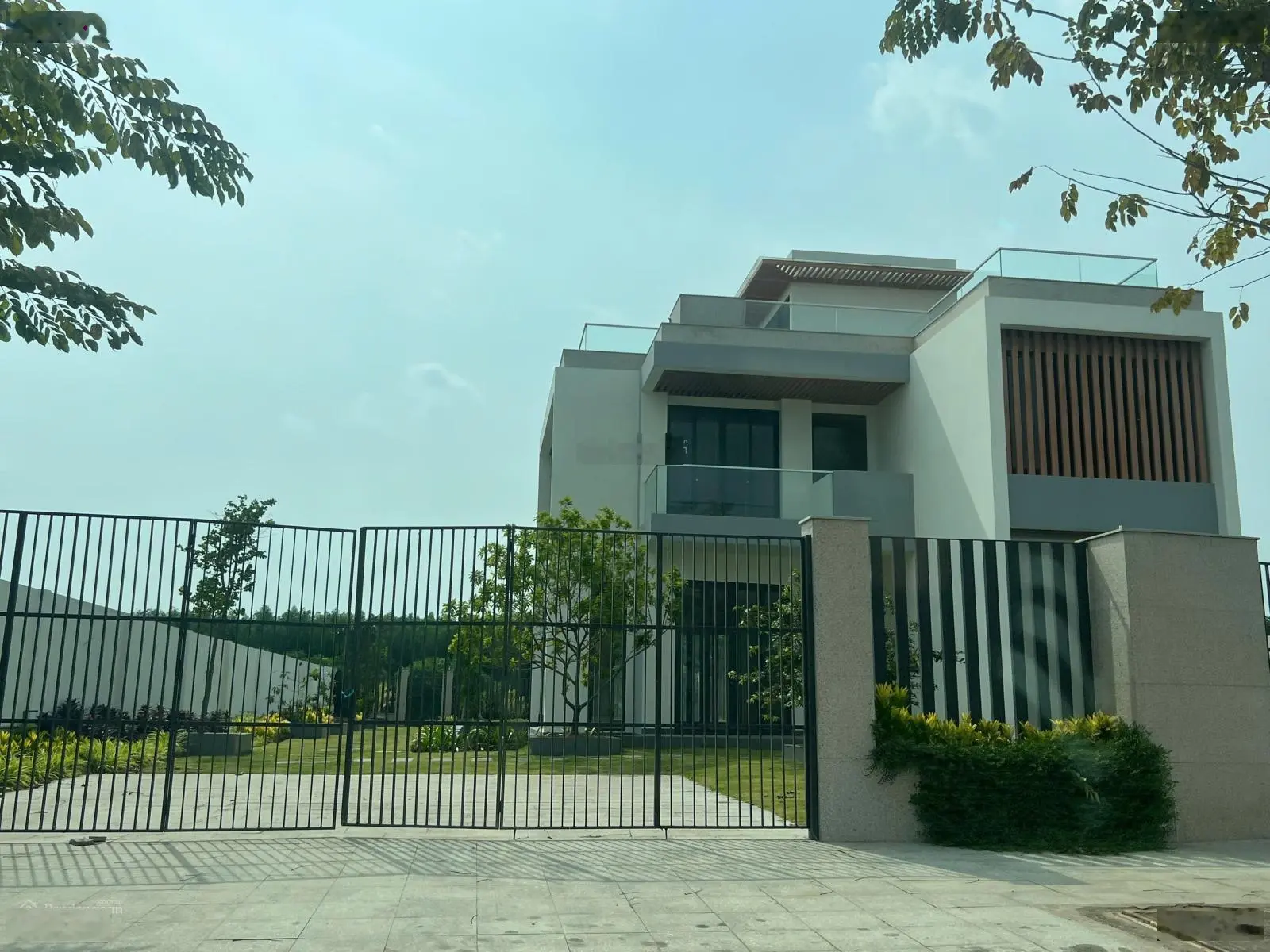 Hot - Căn góc view sông đường 18m ngay bến du thuyền DT 137,5m2 giá 2,65 tỷ bao thuế phí, có sổ sẵn