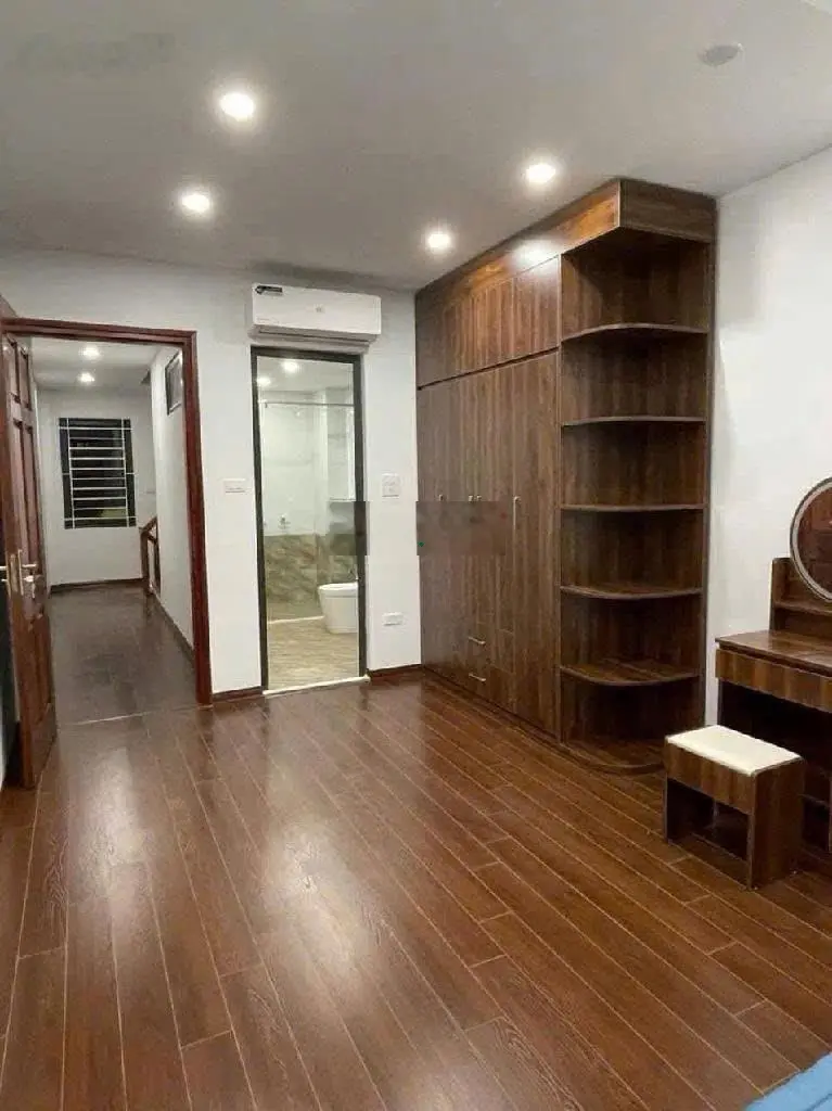 Ngọc Thụy, hơn 8 tỷ - 45m2, ô tô vào nhà,  oto tránh- trung tâm, tiện ích