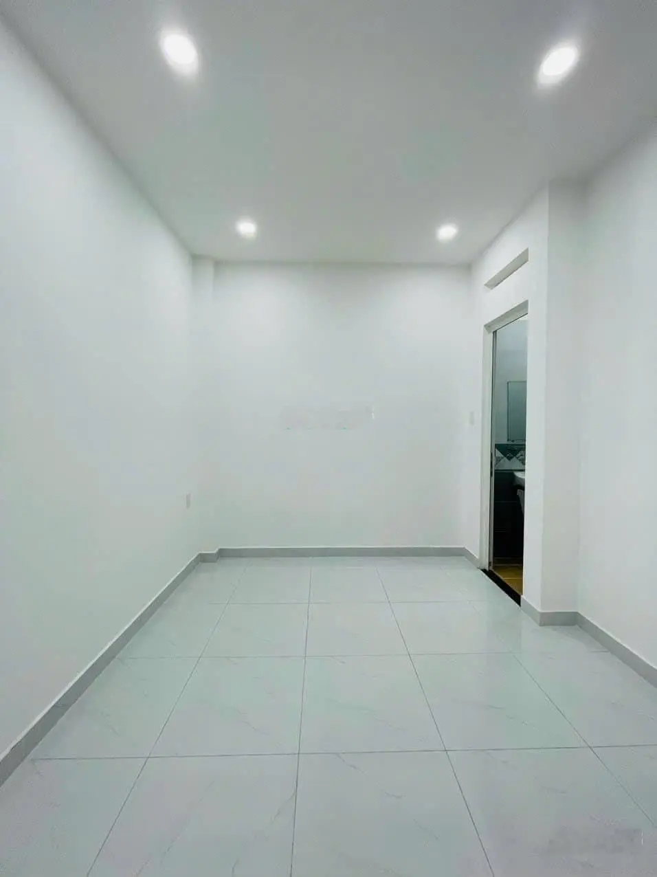 Sang gấp nhà 37.4m2! Hẻm 5m Đất Thánh, Tân Bình xây 3 lầu. Sổ riêng, gần tiểu học Đống Đa