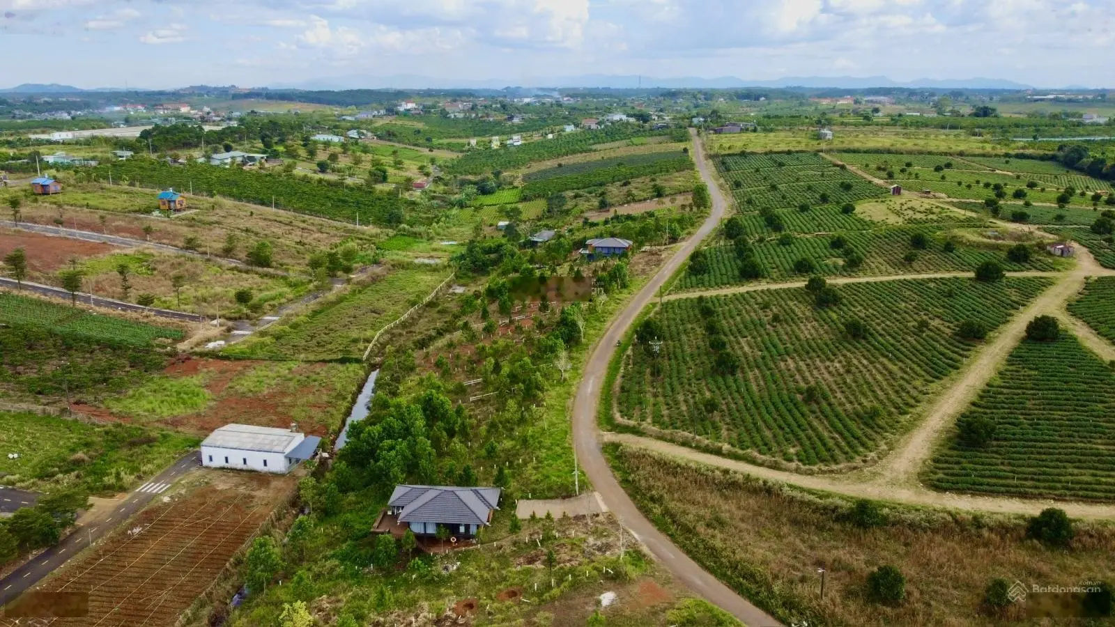 Bán đất ngay ngã 5 Đambri, diện tích 300m2, thổ cư, dân cư sầm uất. Hoa hồng cho môi giới