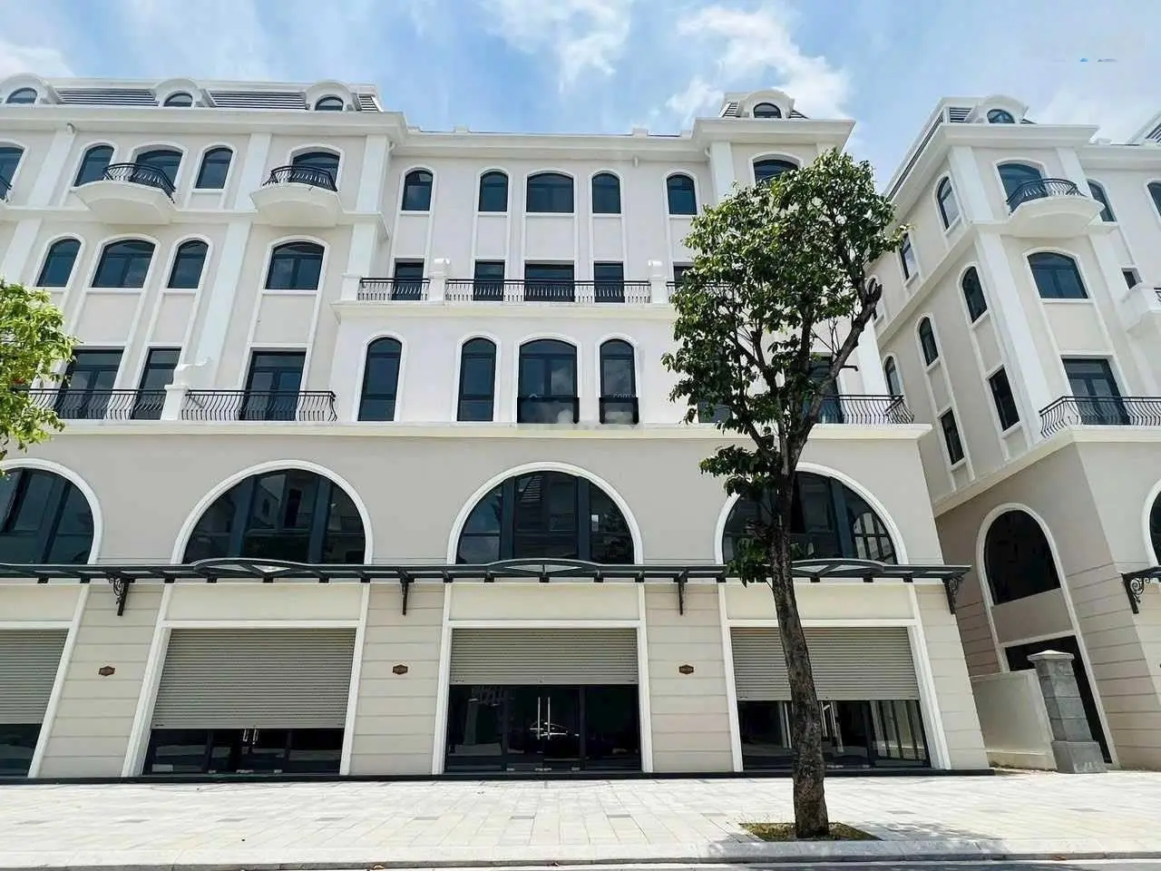 Bán gấp shophouse Sao Biển đường thông 20m2 sát chung cư giảm thẳng 26% giá rẻ nhất Vin 2 chỉ 17 tỷ