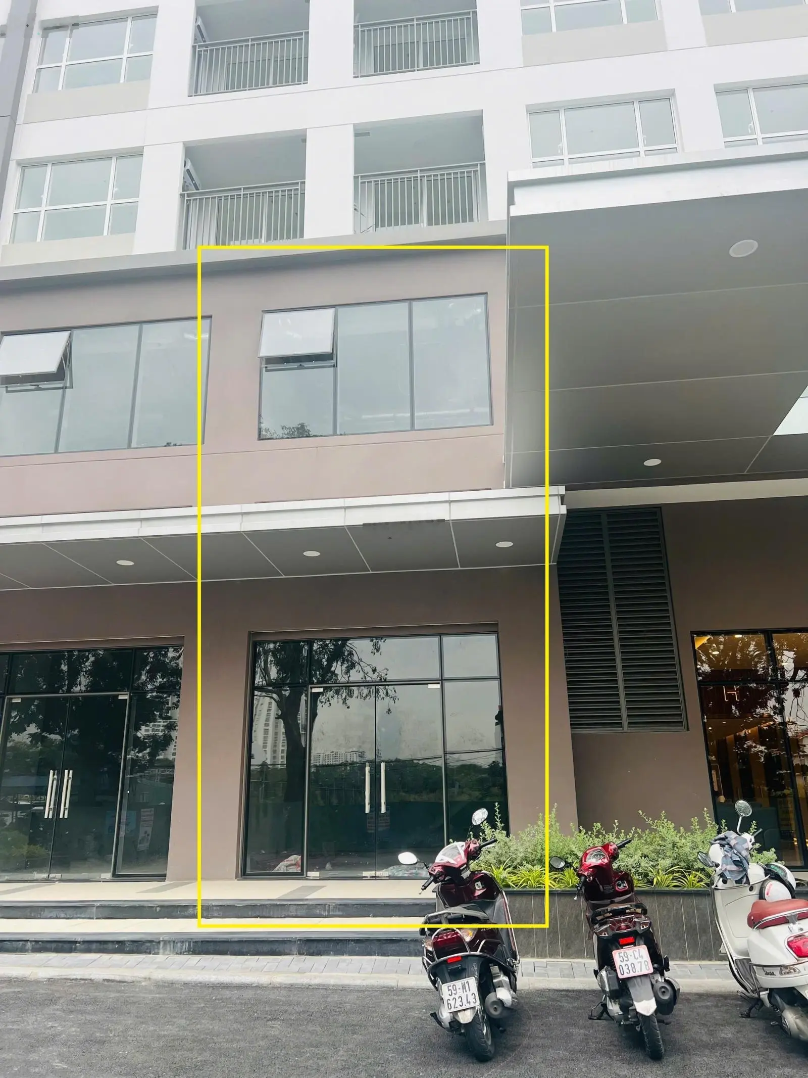 Bán Shophouse khối đế mặt tiền đường chính D1 và kế bên sảnh lễ tân DT 124m2, giá 13 tỷ siêu đẹp