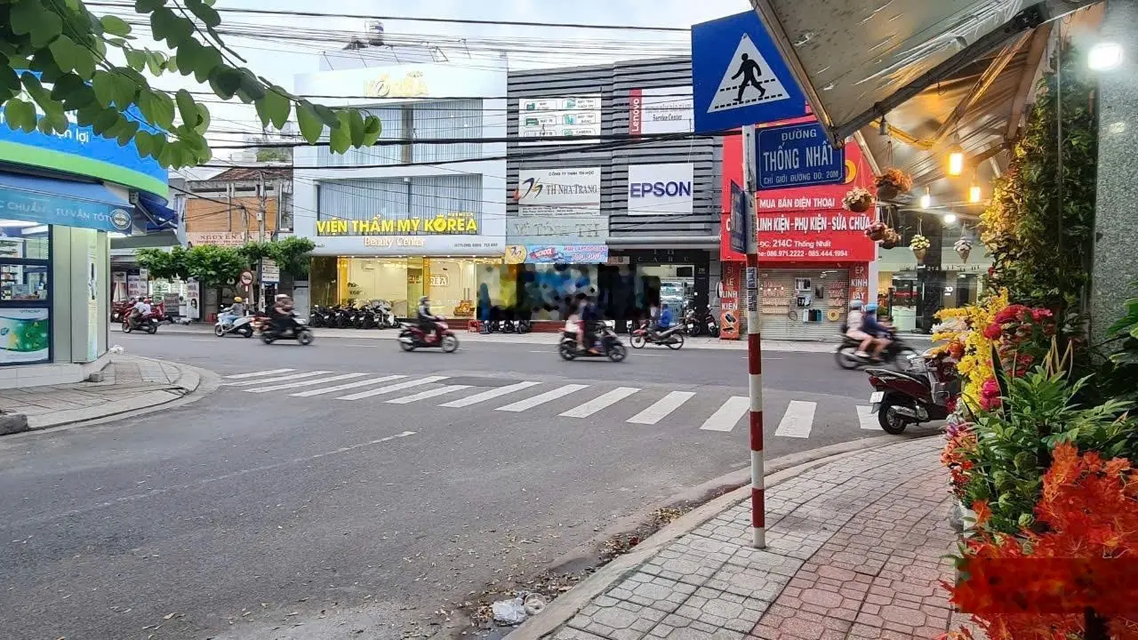 Bán đất tặng nhà 4 tầng mt kinh doanh, đường Bà Triệu - TT Nha Trang - hàng hiếm trên thị trường.