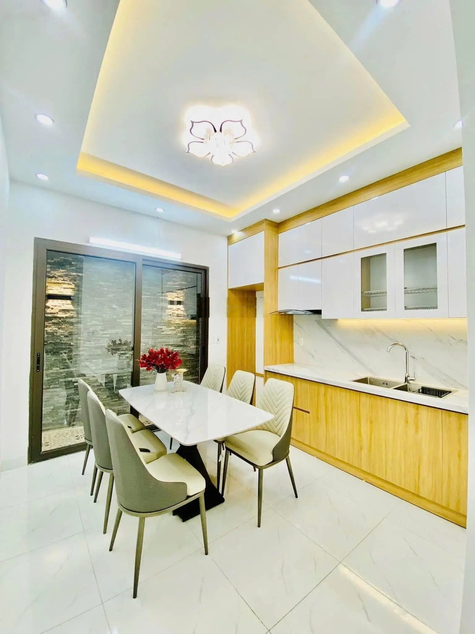 Bán nhà tại Mỹ Đình, 50m2, nhà đẹp 5 tầng, đầy đủ nội thất, gần phố, khu đông dân cư buôn bán tấp