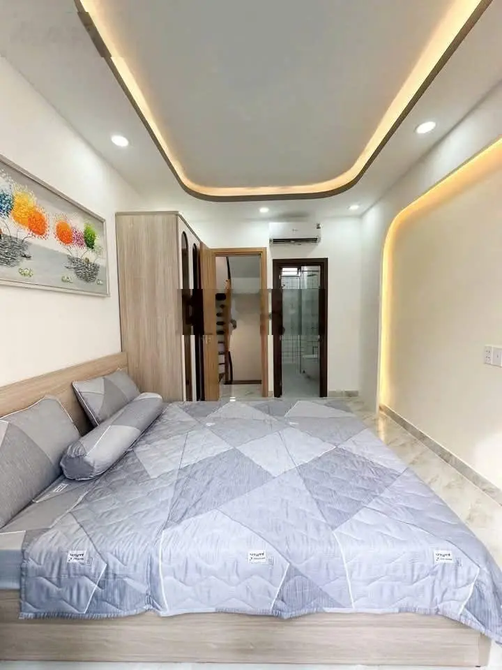 Bán nhà Ngọc Khánh, 36m2 7 tầng, 6.x tỷ, thang máy, gần hồ, sát phố, ô tô cách 30m