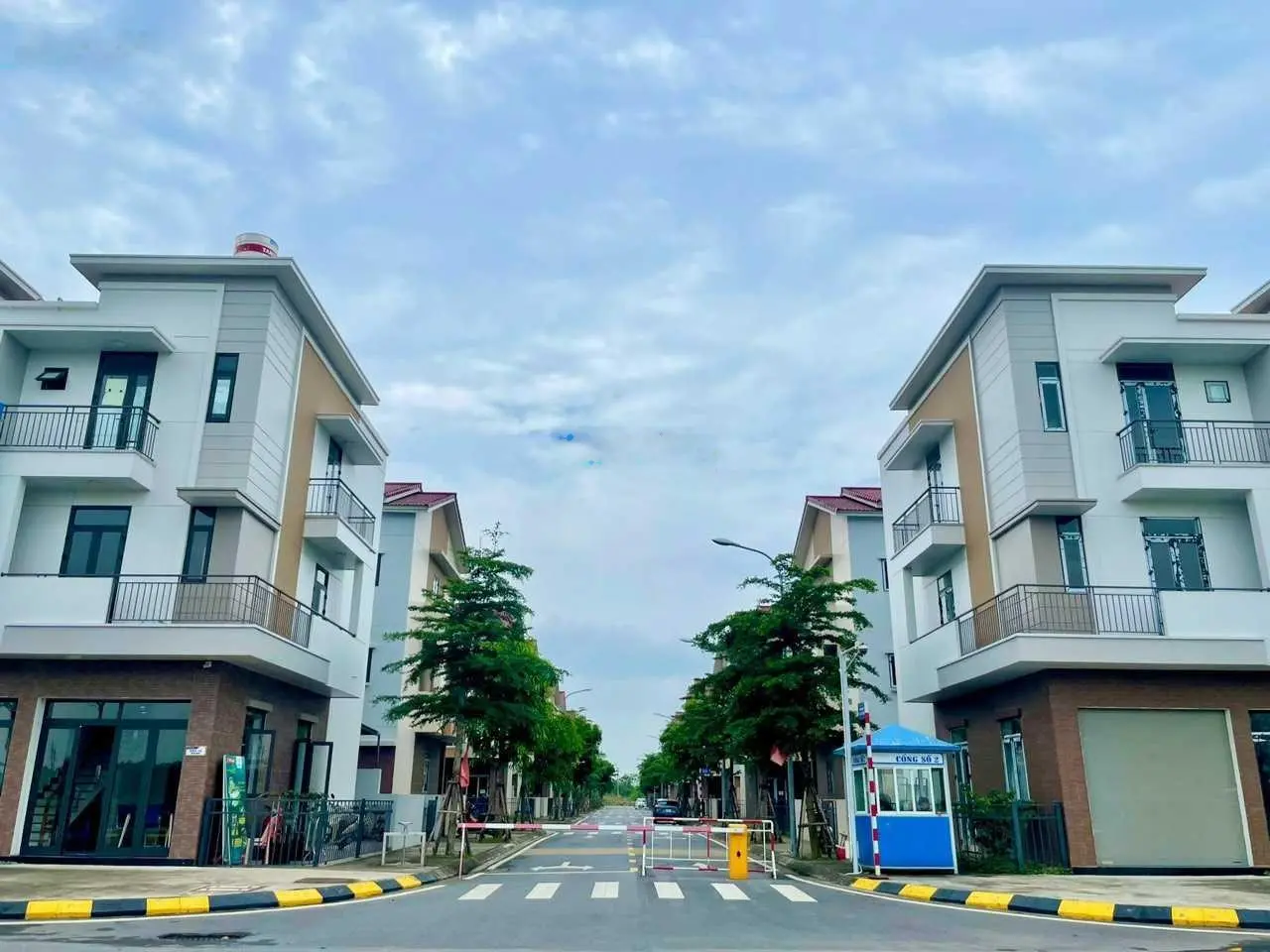 Chủ nhà cần tiền bán gấp căn liền Centa City 75m2 - hướng Nam - giá chỉ 3tỷ 5 - cửa ngõ Vin