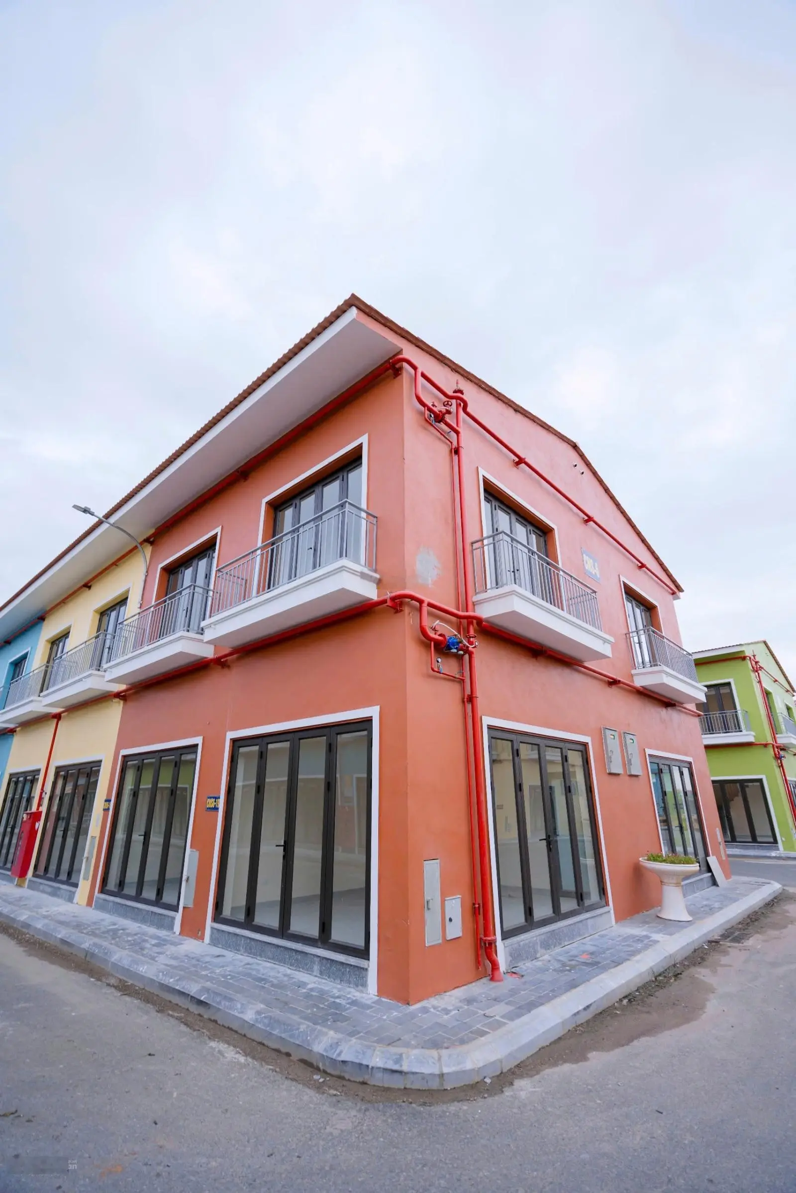 BÁN SHOPHOUSE Chợ đầu mối Nam Hà Nội , 2 tầng diện tích sử dụng 50m2 . đóng 30% bàn giao nhà ngay