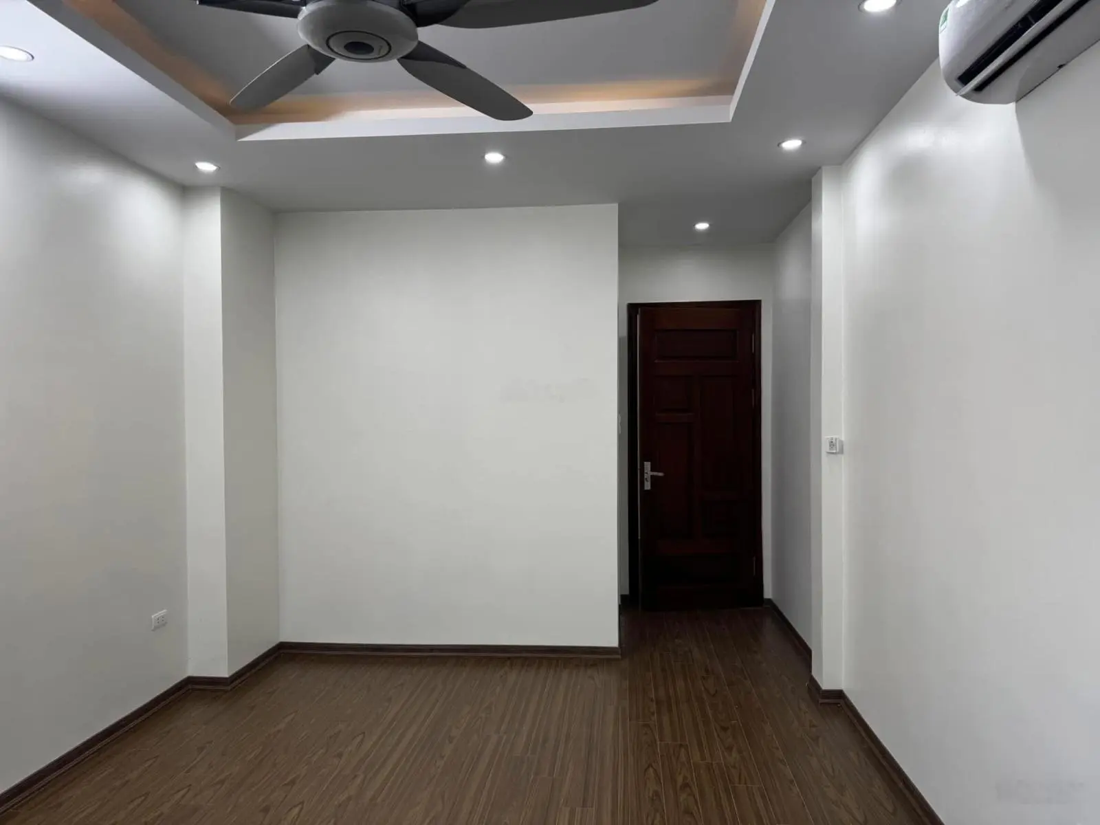 Bán căn nhà mới 42m2 phố Đông Thiên, Hoàng Mai, sát mặt phố, ô tô đỗ cách nhà 15m