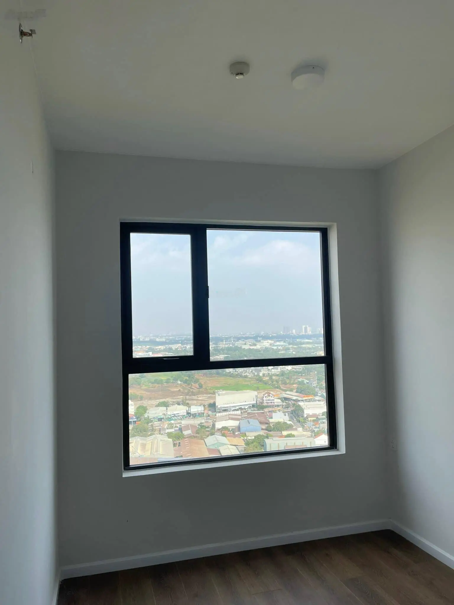 Căn hộ 2PN Opal Skyline bán gấp giá thấp hơn 400tr so với HĐMB, căn có ban công, view sân golf