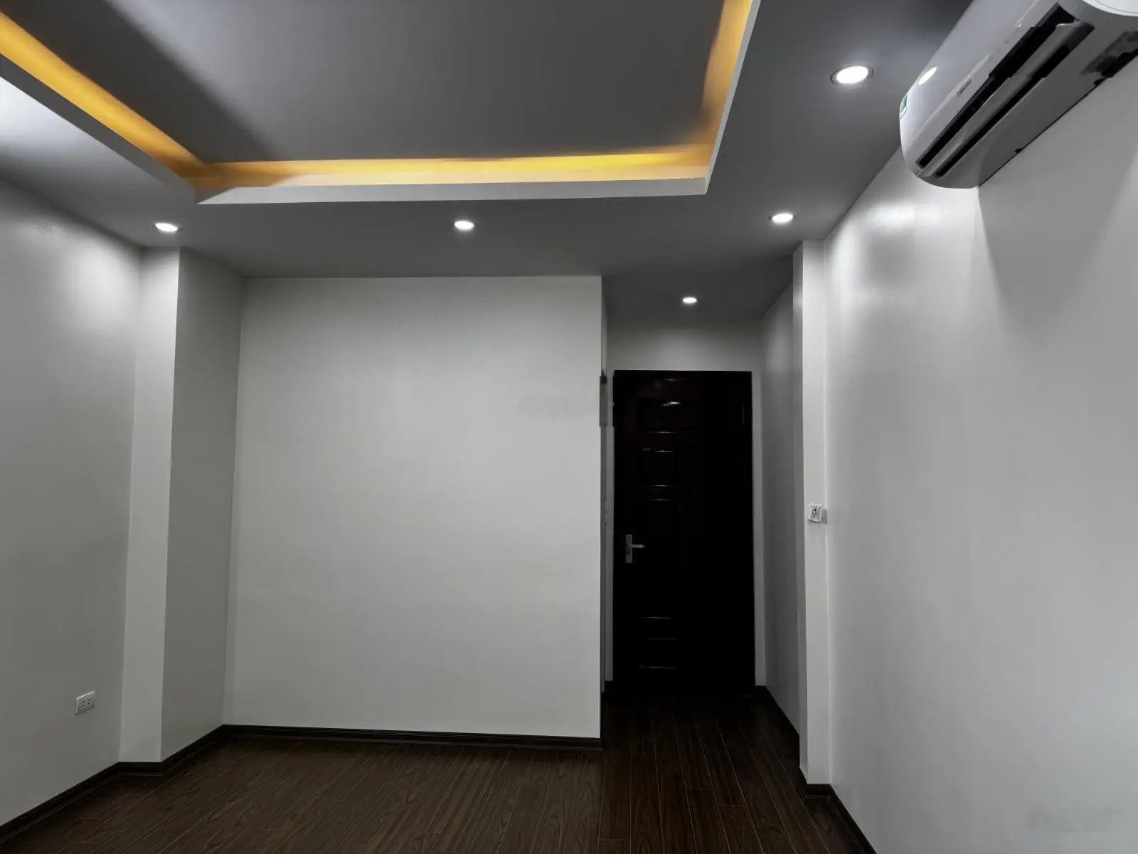 Cần bán nhà mới tổ 5 Vĩnh Hưng, Hoàng Mai, Hà Nội 43m2*5 tầng 6,8 tỷ có thương lượng 0986592345