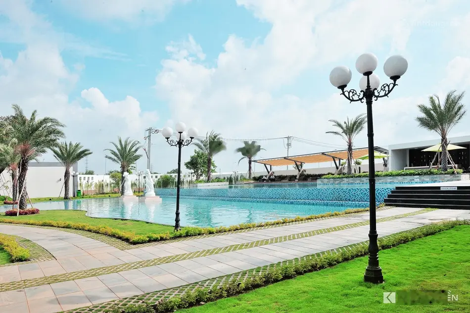 Bán căn nhà phố trục đường D - đường cổng Mega Village vào. Hướng Đông Bắc giá 9 tỷ