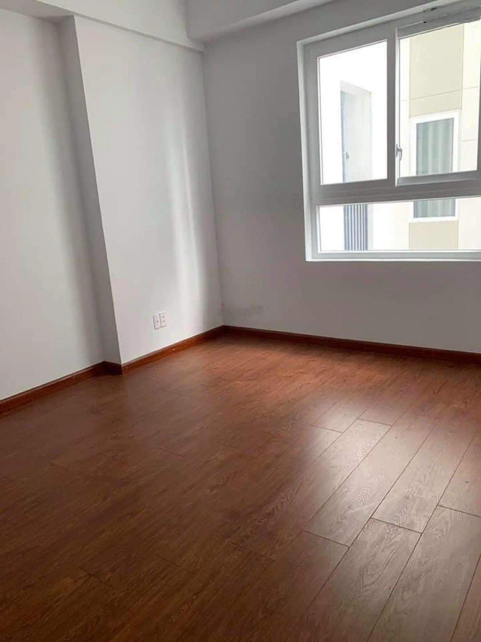 Em sang nhượng căn có ban công, DT: 54m2, 2PN/2WC - 2.350 tỷ (Hướng Đông, view Quận 1)