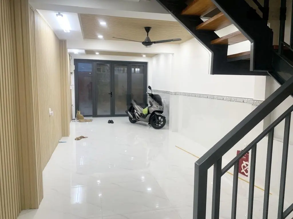 Nhà đường Võ Văn Kiệt, 5 tầng, 52m2 hẻm xe hơi Quận