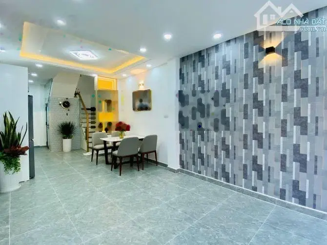 Nhà phố chủ bán lỗ đi xuất ngoại, 64m2 tại Nguyễn Thiện Thuật quận 3, hẻm 6m, sổ hồng riêng