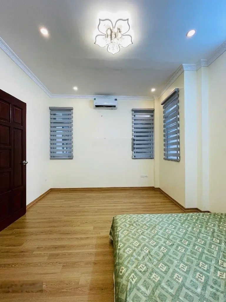 10 tỷ - 30m2, 5 tầng nhà phố Hàng Bài, Hoàn Kiếm, Lô góc, ngõ ba gác, trước nhà có sân rộng. Hiếm.