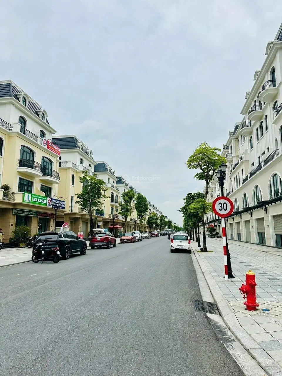 Bán shophouse 2 mặt đường phân khu Sao Biển. Kế cận chung cư và công viên trung tâm Empire Park