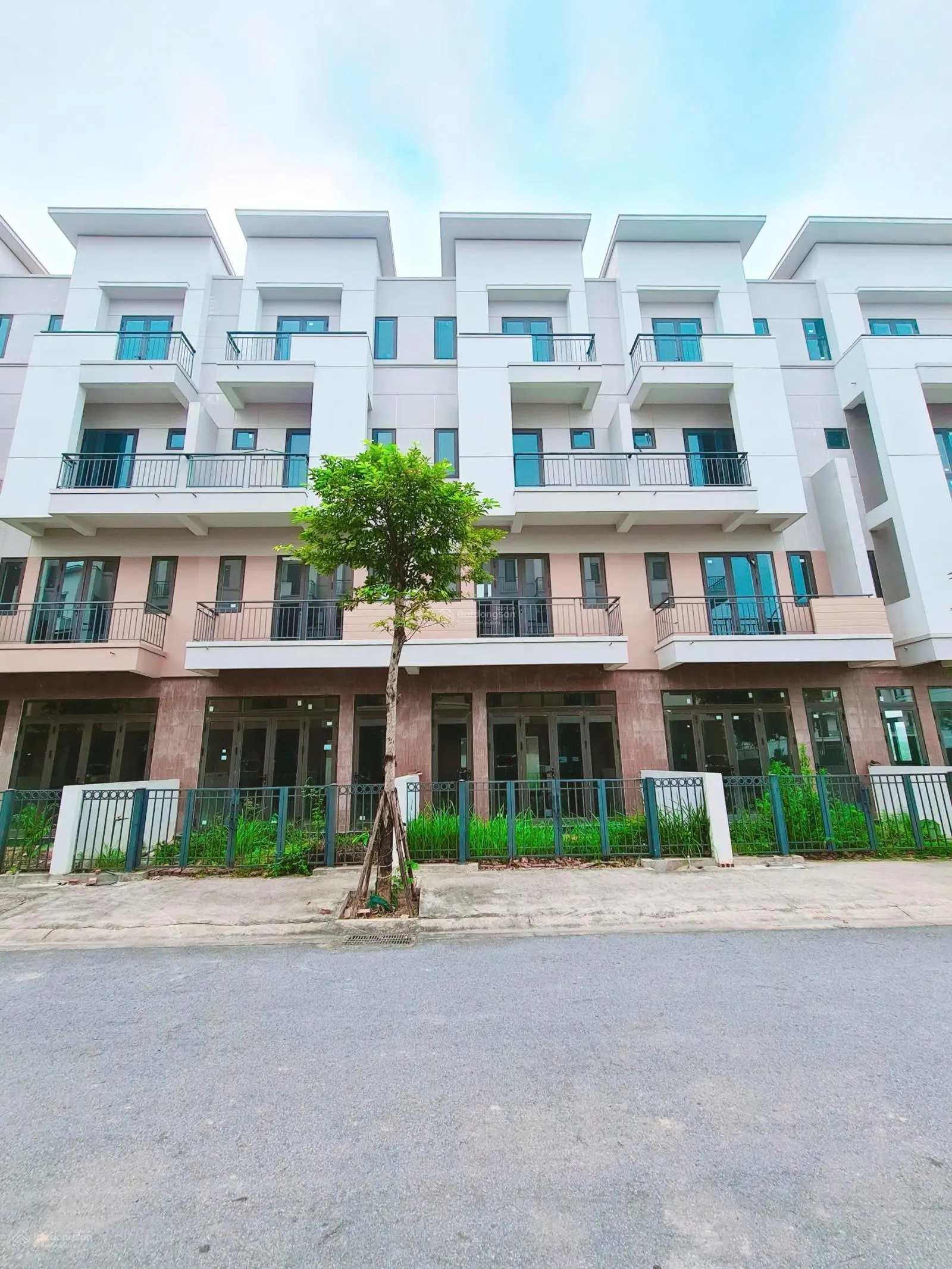 Bán căn shophouse 75m2 đối diện trung cư .sát vách ninh hiệp