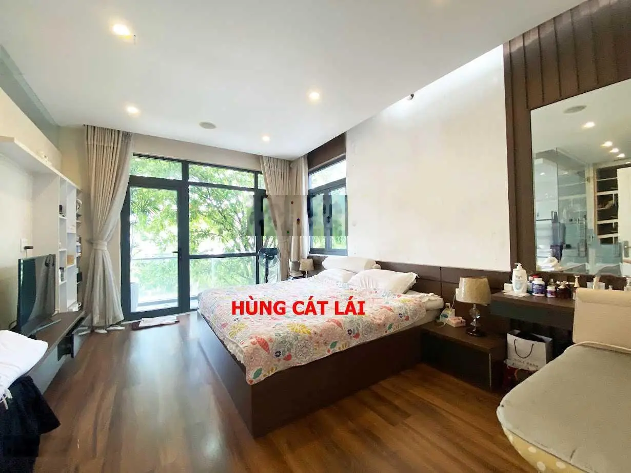 Bán biệt thự Phố Đông Village, DT 190m2, đường 20m, nhà hoàn thiện full nội thất, giá 22 tỷ, SHR