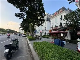 Chính chủ bán biệt thự Embassy Garden mặt đường Xuân Tảo 226m2 mặt tiền 11,5m. Đang cho thuê nhà