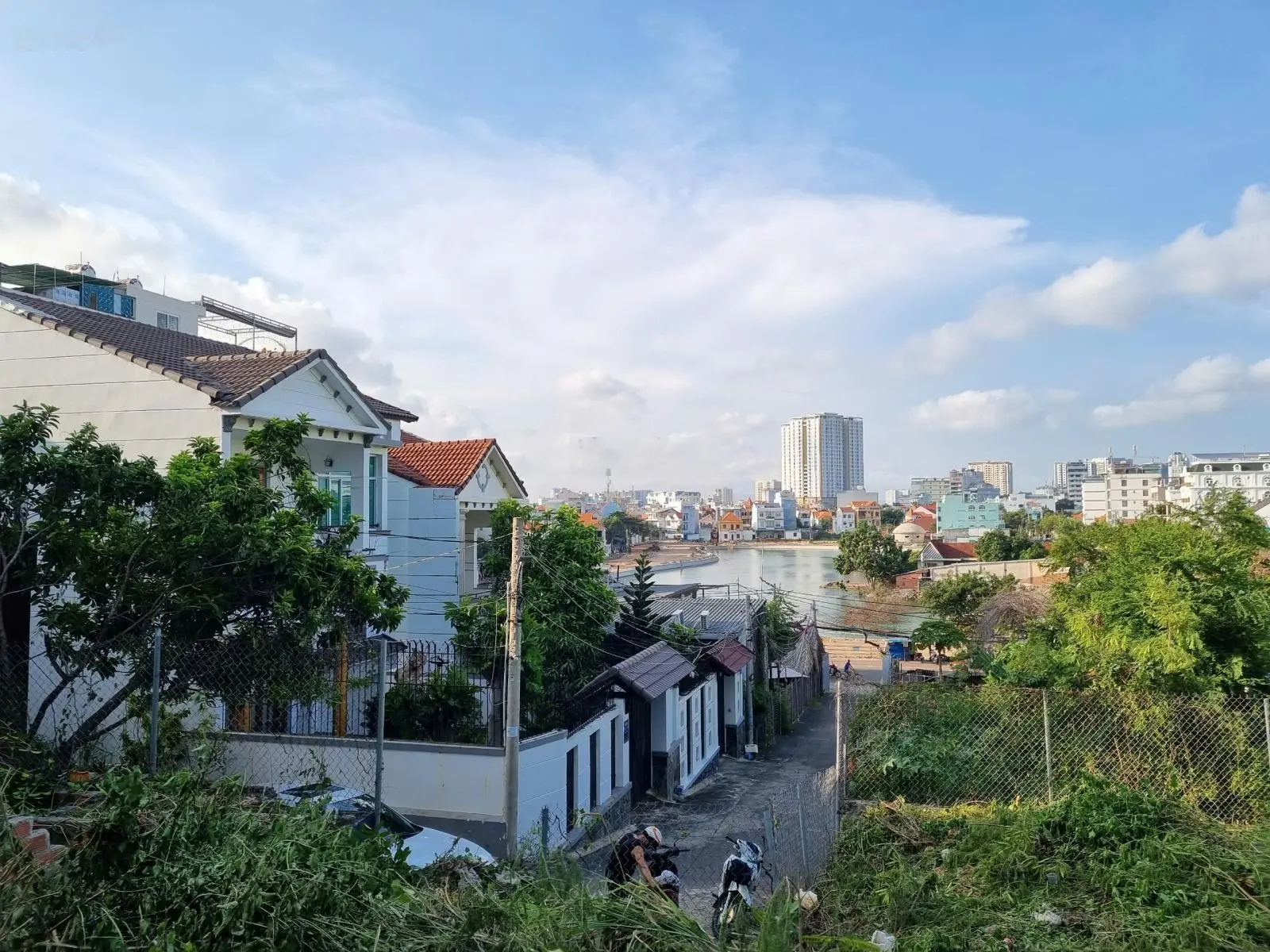 Đất biệt thự view công viên ao cá, P2, 567m2 ngang 20m, xây dựng 4 tầng, ngay sát biển Bãi Sau