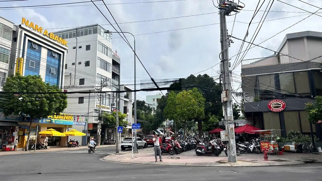 Cơ hội vàng: sở hữu ngay nhà 2 mặt tiền đường dã tượng, nha trang cạnh highland , phố ngân hàng .