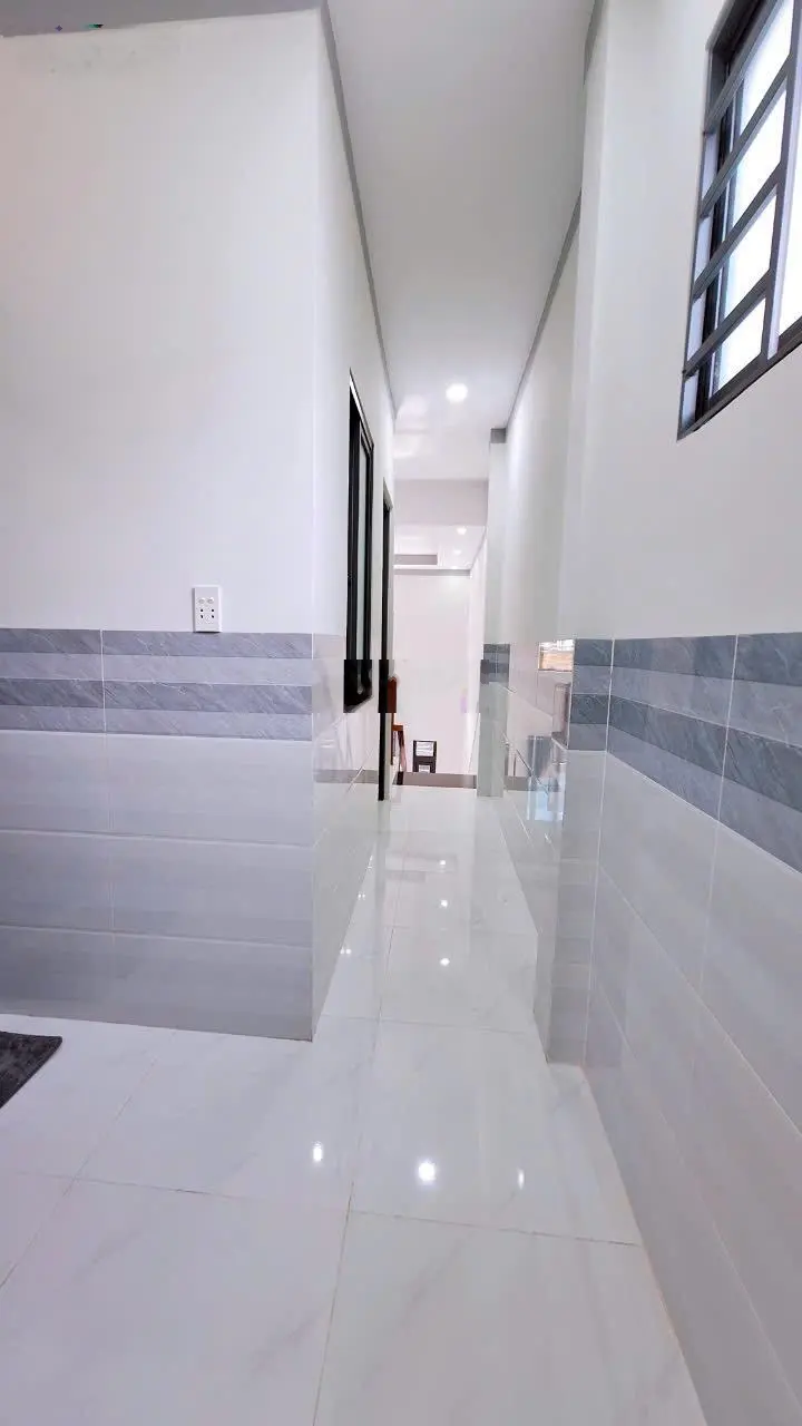 Chủ gửi bán căn nhà 1 trệt 1 lững phường Bửu Hòa. DT: 4x15m = 60m2. Giá: 2tỷ650 TL đường xe hơi