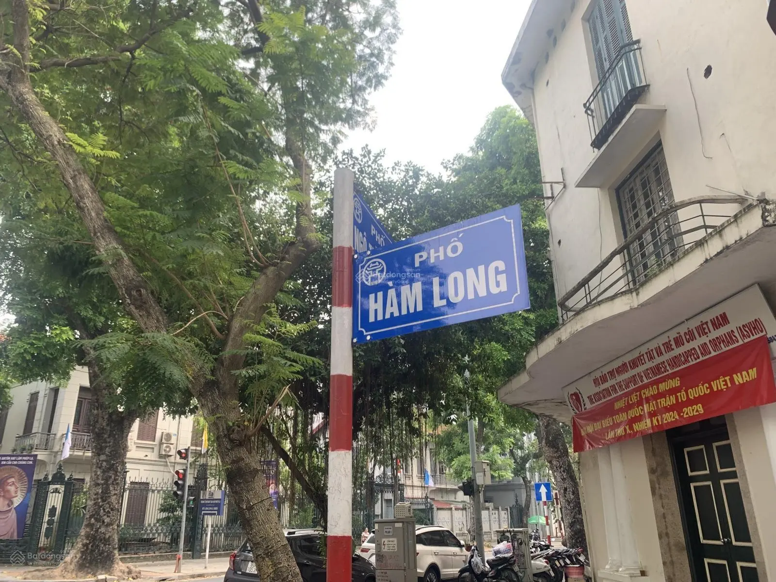 Bán nhà Mặt phố Hàm Long, Hoàn Kiếm, Hà Nội, lô góc, vỉa hè rộng, 40m2, MT: 5m. Giá: 19.8 tỷ. Hiếm