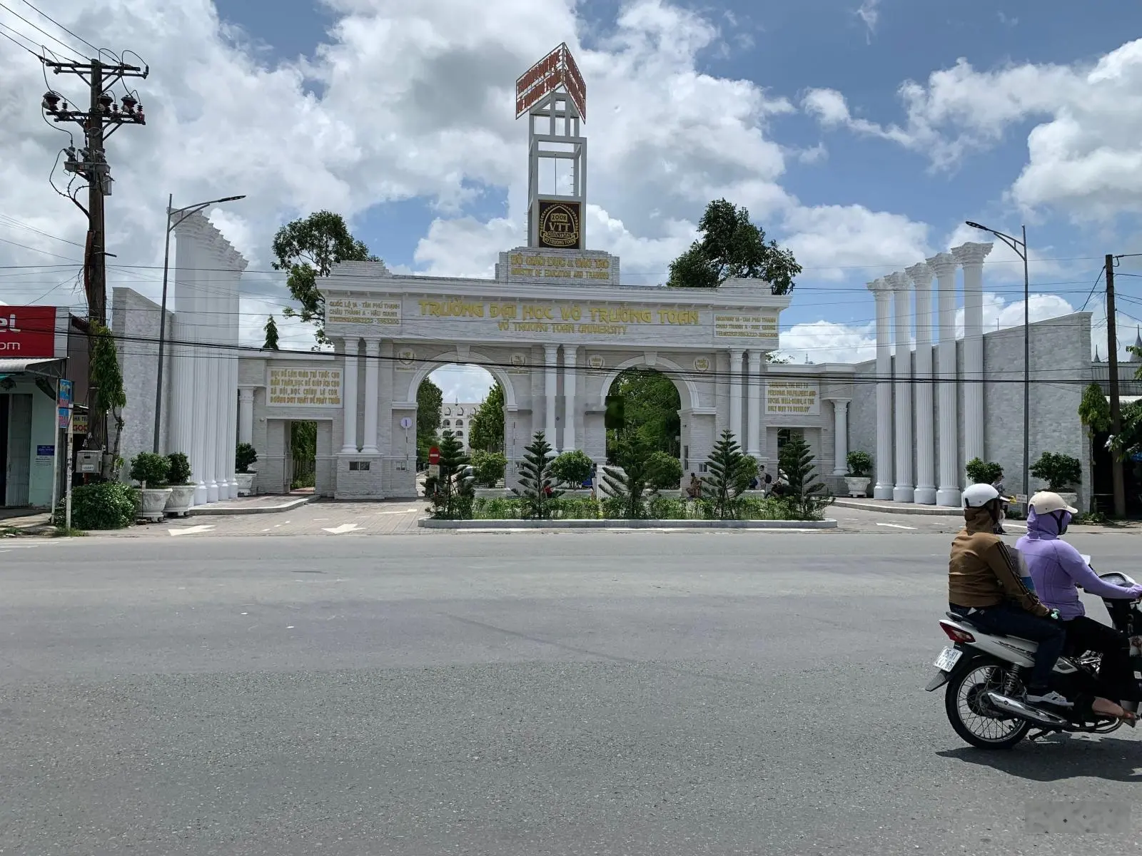 Bán nhà nghỉ mặt tiền Quốc Lộ 1A ngay đại học Võ Trường Toản 11 phòng cách địa phận Cần Thơ chỉ500m