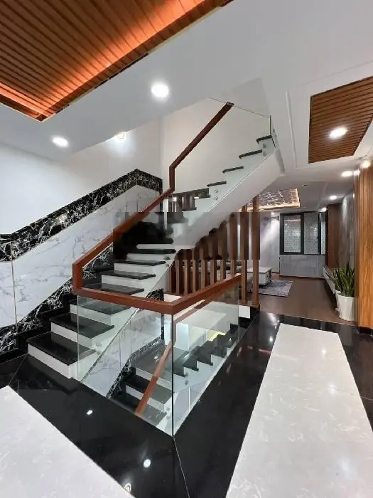 Bán nhà tuyệt đep 70m2 đường cộng hoà, sát etown. 4 tầng 4 phòng ngủ, hẻm xe hơi. giá chỉ 7tỷ hơn!!