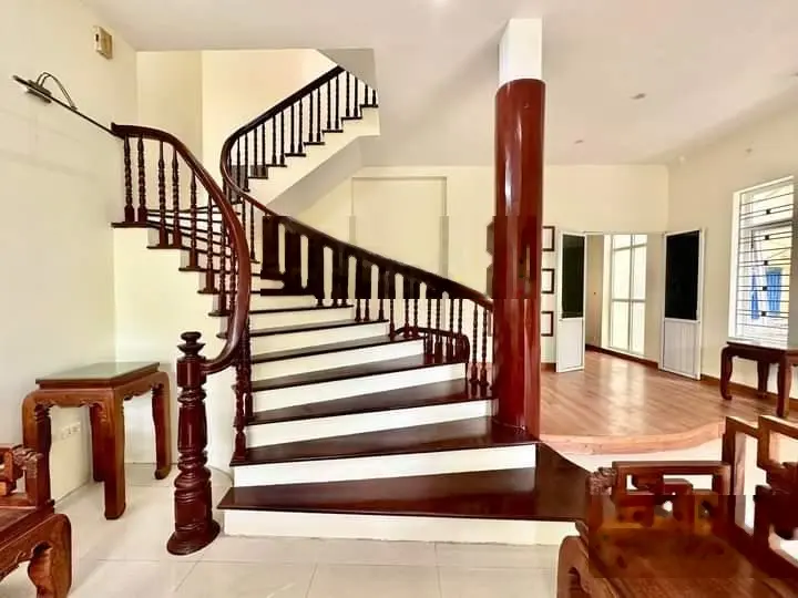 Bán biệt thự Kim Giang. Thanh Xuân DT 170m2 x 4T. Mặt tiền 10.5m. Lô góc