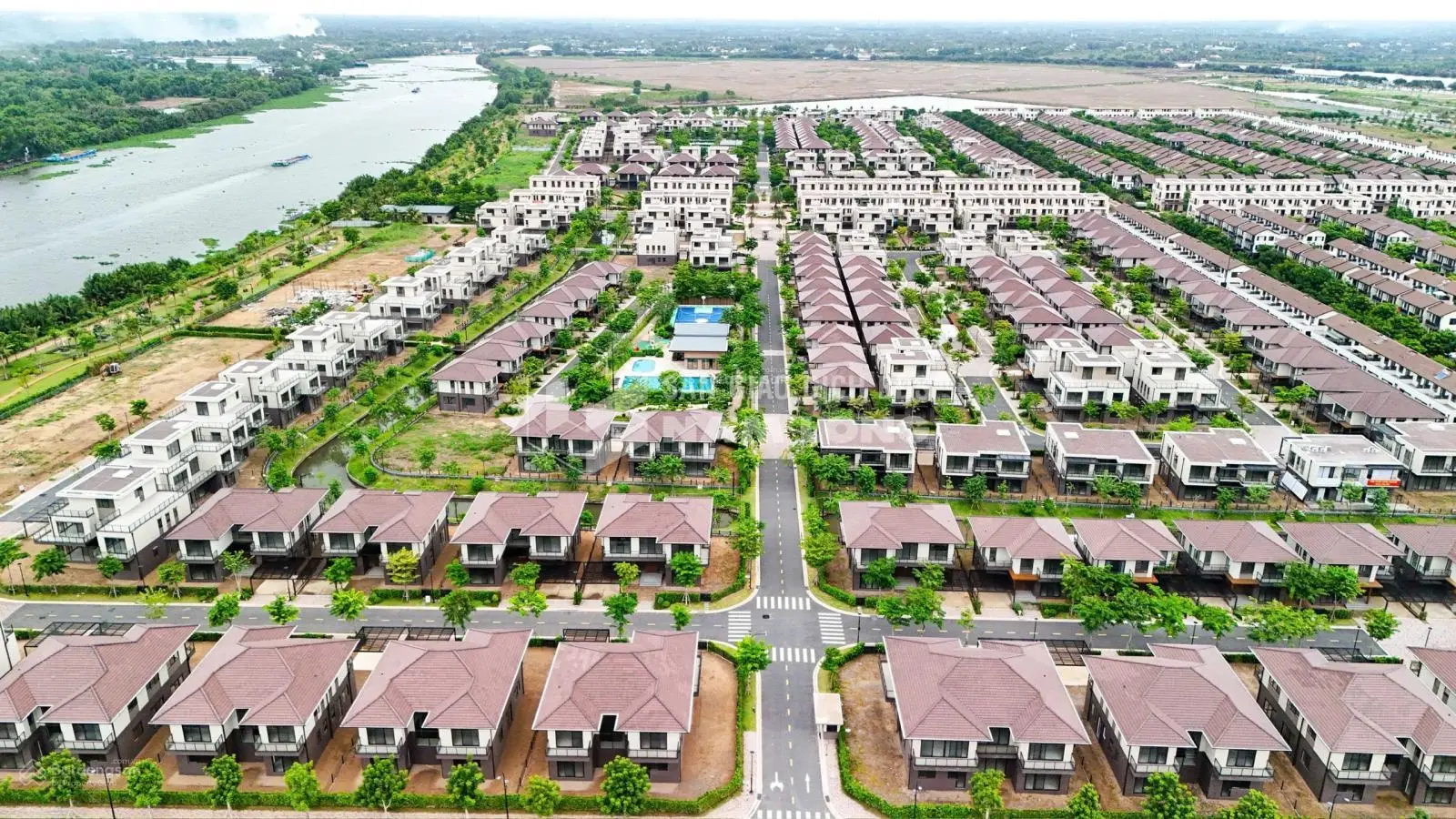 Bán căn biệt thự song lập: Gần sông Vàm Cỏ Đông, view công viên, an ninh, biệt lập. Giá chỉ 5,9 tỷ