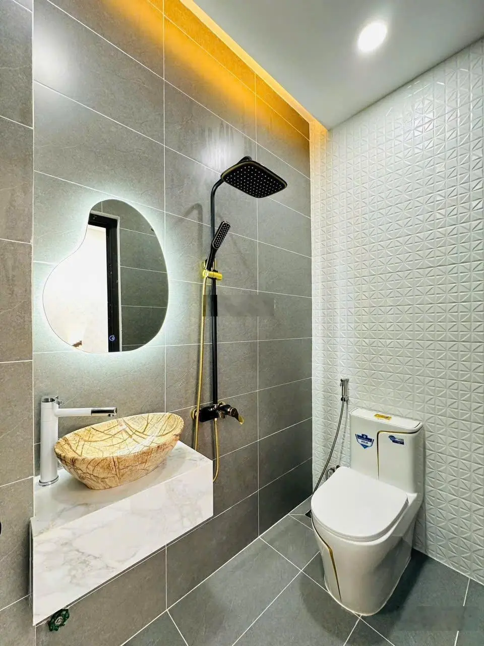 Định cư nước ngoài bán gấp nhà 64m2 Nguyễn Văn Quá, Đông Hưng Thuận, Q12. Xây 3 tầng, giá 2 tỷ200