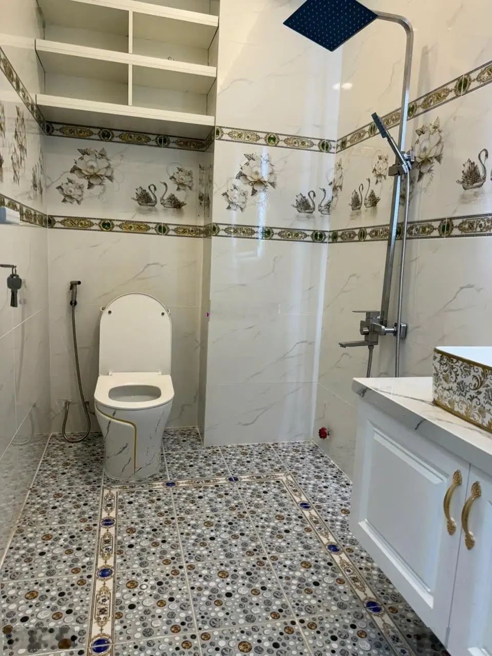 Bán nhà: nhà bè: nhà siêu đẹp, 95m2 , 5phòng ngủ, 5wc, ôtô ngủ trong nhà, cạnh pmh 5p.