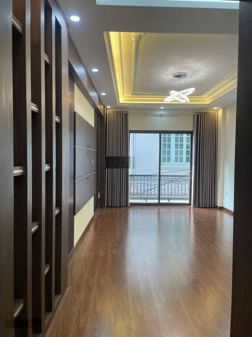 Nhà 50m2 xây mới 5 tầng, gara ô tô ở ngõ 117 khu hàng không Nguyễn Sơn, Long Biên, Hà Nội 15.9 tỷ