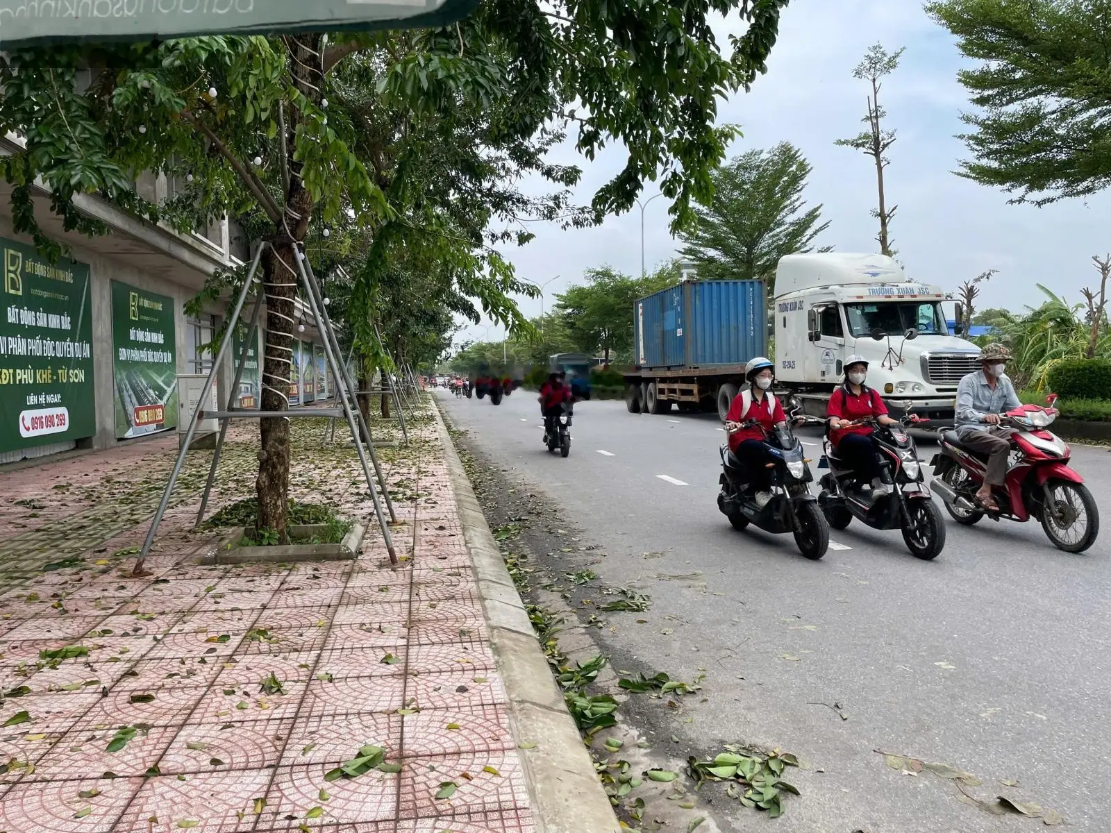 Bán nhà 4 tầng mặt đường liên tỉnh Nguyễn Văn Cừ, cam kết thuê lại 15tr/ tháng, cách Đông Anh 300m