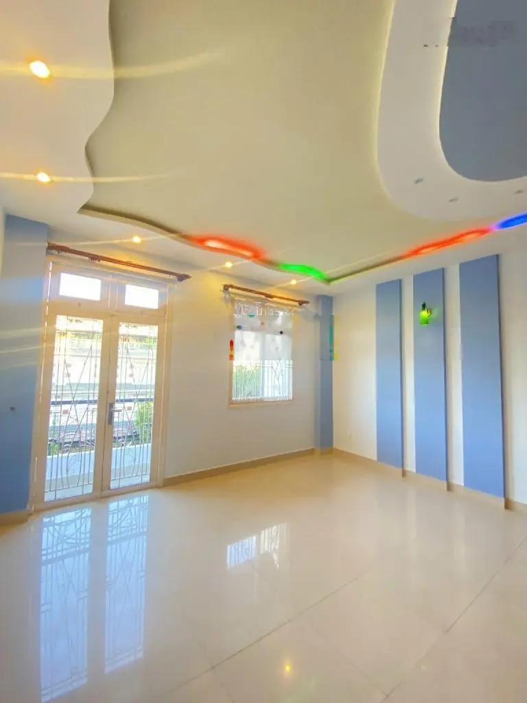 Nhà mới 4 tầng, 120m2, ngang 5m, mặt tiền đường rộng 20m, ngay trung tâm, tặng đủ nội thất, ở liền