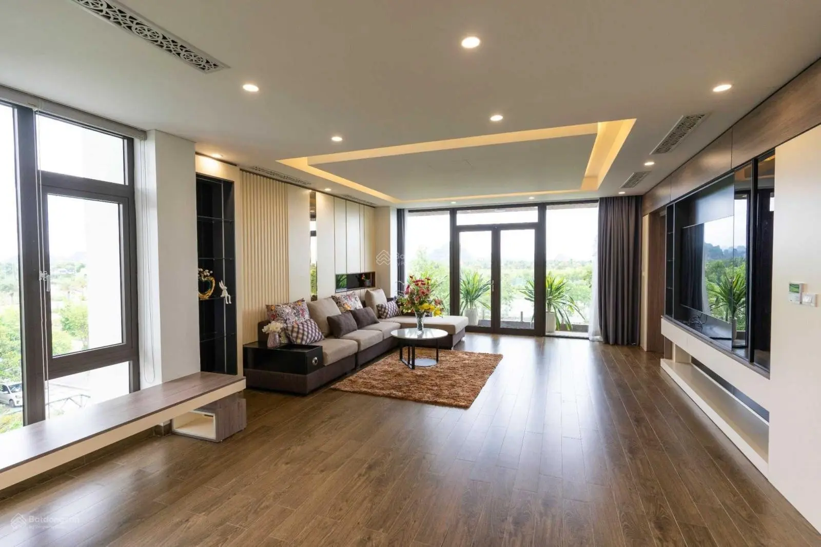 Biệt thự 300m2, nằm trên phố đi bộ, đường 32m, vỉa hè 10m. Giá 10 tỷ full nội thất! LH: 0983 576 ***