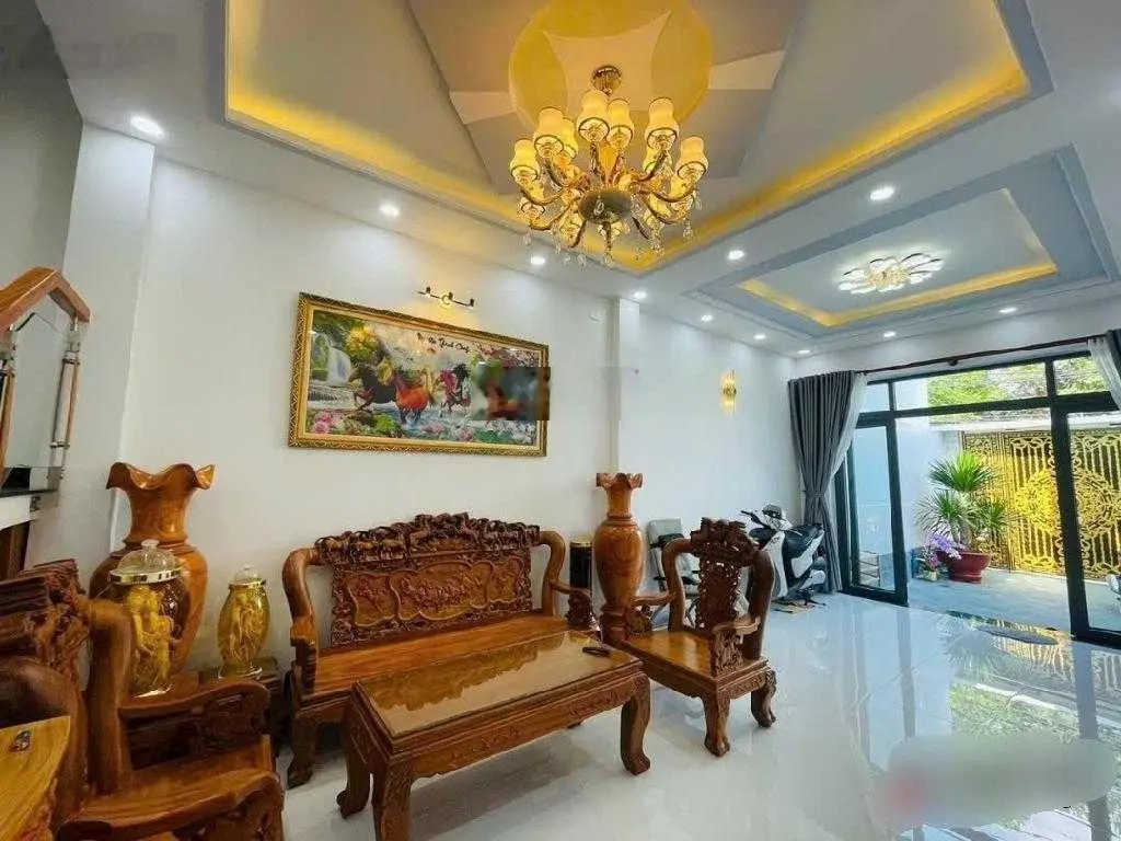 Bán nhà 3 tầng BTCT, view công viên, gần ĐH ngân hàng Thủ Đức, DT 100m - giá rẻ như cho nhỉnh 6 tỷ