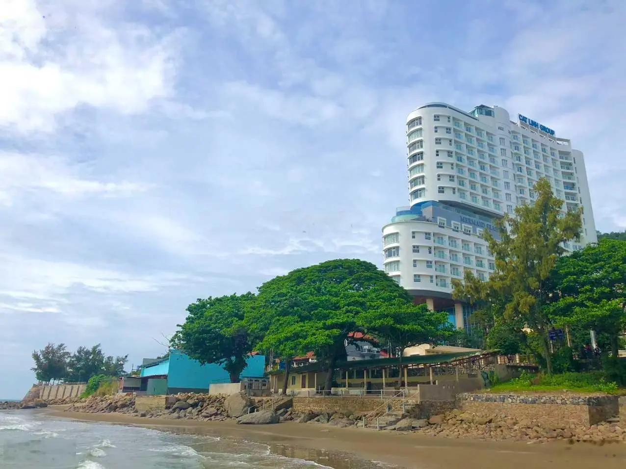 Cần bán gấp căn 1 phòng ngủ Mermaid Seaside, view biển full NT. Giá rẻ 2 tỷ. Lh Yến 0792 366 ***