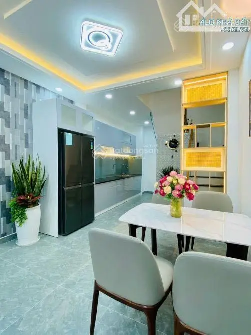 Nhà phố chủ bán lỗ đi xuất ngoại, 64m2 tại Nguyễn Thiện Thuật quận 3, hẻm 6m, sổ hồng riêng