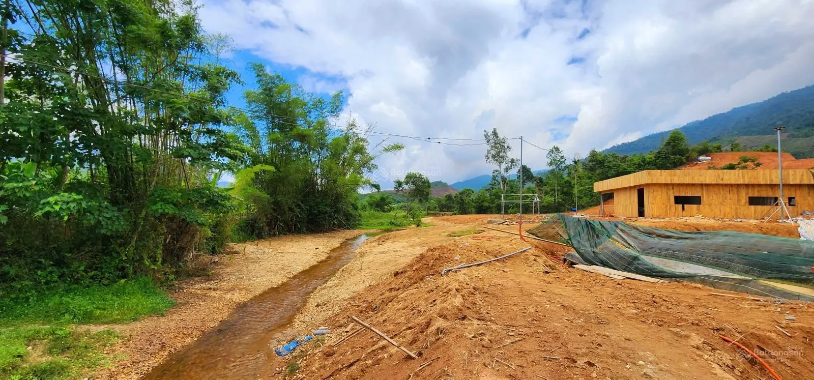 Bán lô đất gần 1200m giáp suối, gần khu du lịch lớn tại đồi chè Đông Giang