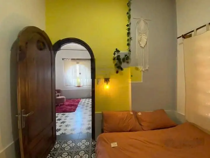 Homestay sân vườn nhiều cây và hoa. Kiến trúc cổ điển độc đáo, đặc trưng Đà Lạt