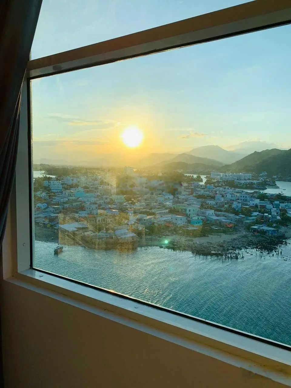 Bán căn 2PN đã có nội thất view sông, xéo biển dự án Mường Thanh 04, Tp. Nha Trang