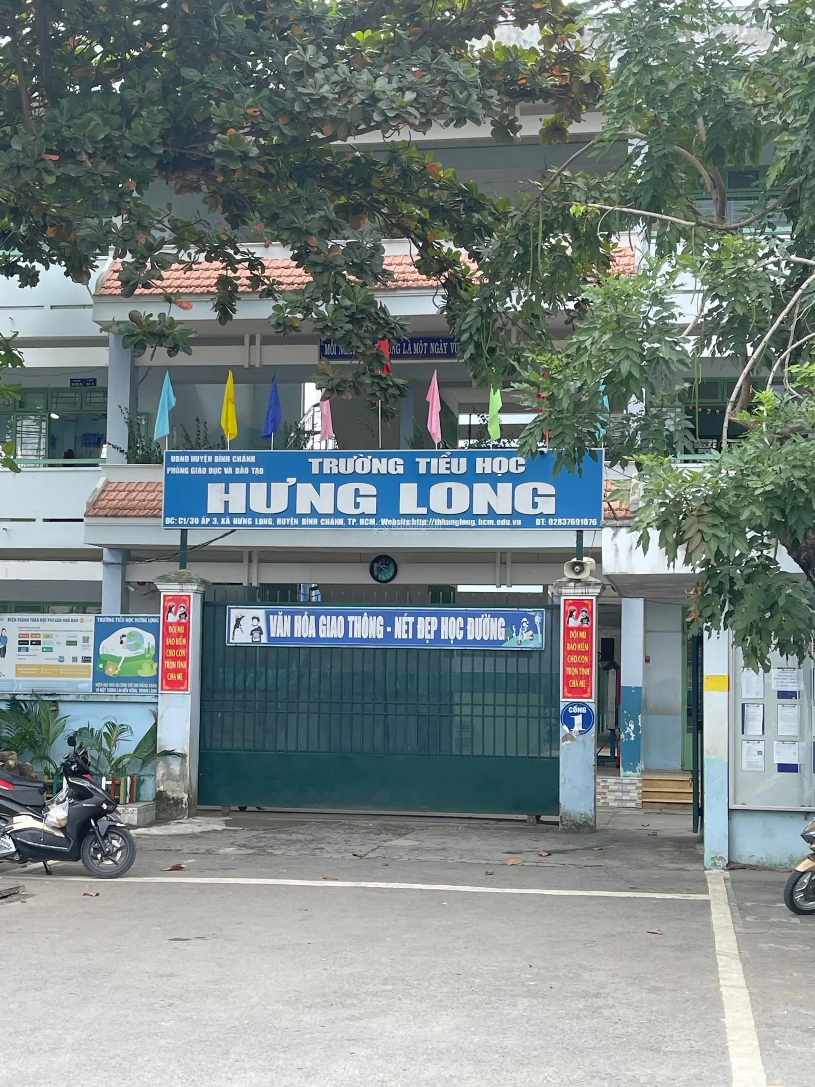 Chuyển về quê bán gấp nhà 2 tầng, 3PN, HXH, Đoàn Nguyễn Tuấn, Hưng Long, Bình Chánh