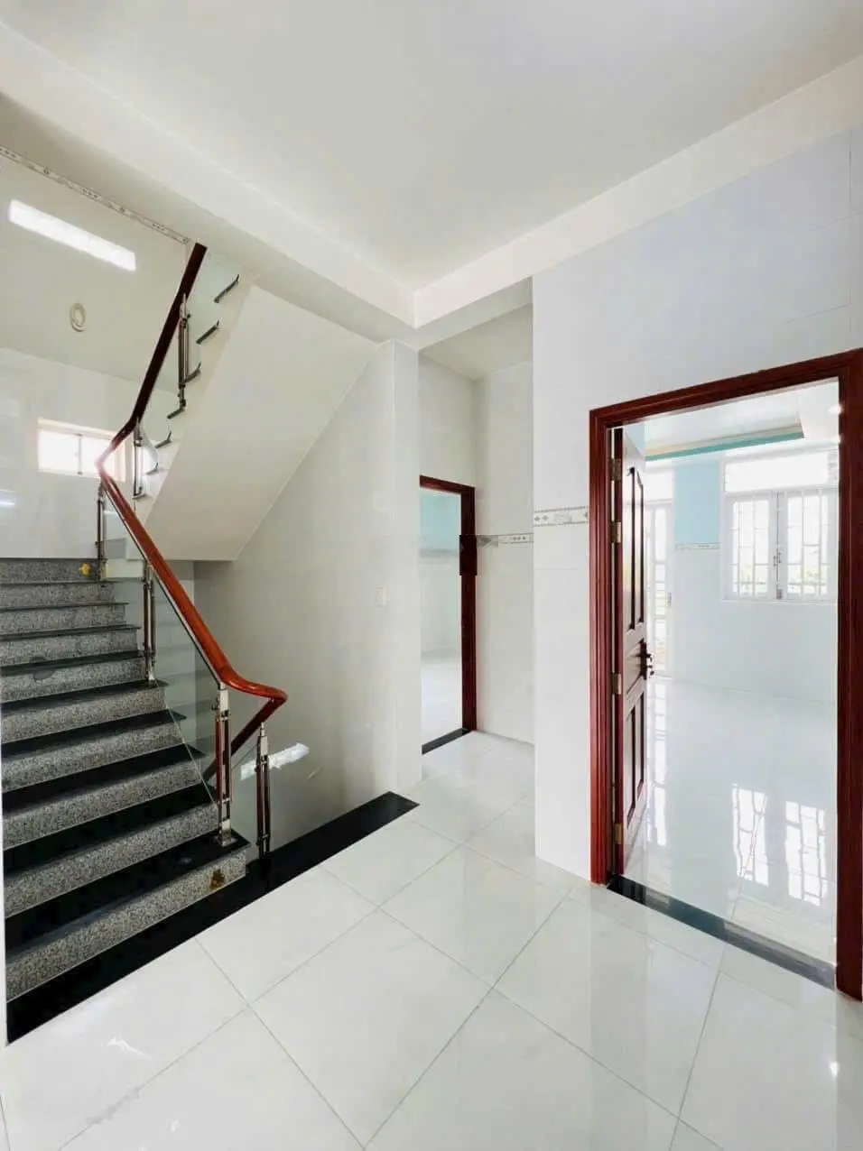 Nhà 1 trệt 2 lầu diện tích 191,1m2 (6x32) ngay giáp Vinhomes Grand Park, giá bán 7,950 tỷ